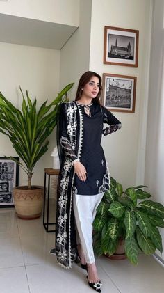 Velvet Dress Designs, Latest Dress Design, Simple Kurta Designs, Simple Kurti Designs, Stylish Short Dresses, Pakistani Fancy Dresses, Pakistani Dresses Casual, Beautiful Pakistani Dresses, Fancy Dresses Long