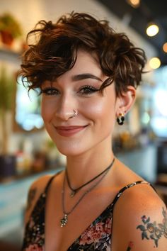 pixie cut with side bangs for woman with incredibly wavy hair Style Short Wavy Hair, Short Wavy Hair With Bangs, Short Wavy Hair Ideas, Hair Ideas With Bangs, Wavy Hair Ideas, Wavy Hair With Bangs, Short Curly Cuts, Short Curly Hairstyles For Women, Short Wavy Haircuts