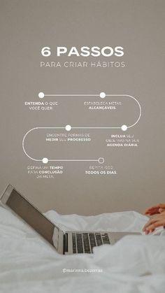 a woman laying in bed with her laptop on top of her head and the text 6 pasos para criar habitos