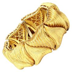 Highly sculptural textured gold link bracelet by the iconic jewelry house of Henry Dunay, designed as modified triangular yellow gold sections with alternating textures, mounted in 18-karat yellow gold. The bracelet was made circa 1970s and has a gross weight of 158 grams. It has a length of 7.13 inches and is 1.13 inches wide. Iconic Jewelry, Italian Gold Jewelry, Expensive Jewelry Luxury, Gold Link Bracelet, Gold For Sale, Gold Armband, Gold Flats, Italian Jewelry, Gold Link