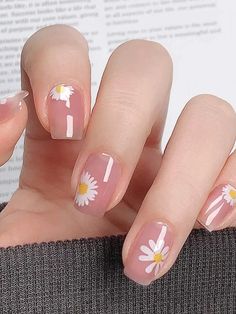 Minimal Flower Nails, Nail Art Bunga, Flower Pattern Nails, Minimal Nail, Nail Art Ideas For Summer, Nail Decals Designs, Art Ideas For Summer, Pattern Nail Art, Fun Nail Art