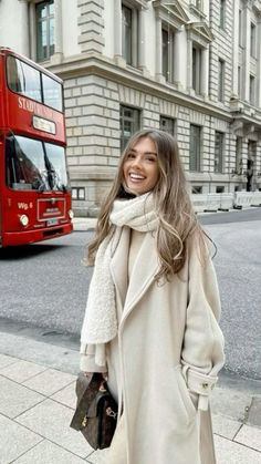 Winter Outfit City, Europe Fits Winter, European Winter Outfits Cold Weather, Winter In Europe Outfits, Chic Cold Weather Outfits, Eurotrip Outfits, Mantel Outfit, Nyc Winter Outfits, Stile Blair Waldorf