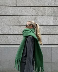 Muffler Style Women, Muffler Outfit, Scarves Aesthetic Winter, Green Scarf Aesthetic, Winter Scarf Aesthetic, Scarf Outfit Fall Aesthetic, Green Scarf Outfit, Crochet Winter Scarf Aesthetic, Converse Outfit Fall