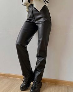 Black Leather Trousers Outfit, Trousers Outfit Ideas, Leather Trousers Outfit, Leather Pants Style, Black Leather Trousers, Brown Leather Pants, Trousers Outfit, Monochrome Outfit, Leather Pants Women