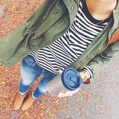 LivvyLand / fall outfit inspo College Outfits Winter, Fall College Outfits, Austin Style, Outfit Combos, Olive Green Sweater, Cooler Look, Looks Street Style