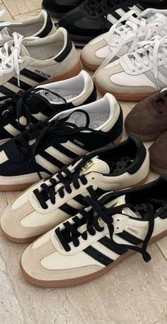 Samba Fits, Sambas Black, London Outfits, Look Legging, Adidas Sambas, Colorful Sneakers, Dr Shoes, Pretty Shoes Sneakers, Shoe Wishlist