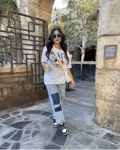 Disney Outfits With Dunks, Disney Outfits Women 2023, Disney Inspo Outfit, Trendy Disney Outfits, Disney Street Style, Aesthetic Disney Outfits, Disneyland Aesthetic Outfit, Disney Winter Outfits, Disney Streetwear