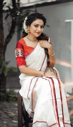 Kerala Saree Designs Setmundu Design, Set Saree Designs, Onam Saree Blouse, Kerala Saree Designs, Rimi Tomy, Settu Mundu, Set Mundu Kerala, Onam Shoot, Kerala Traditional Saree