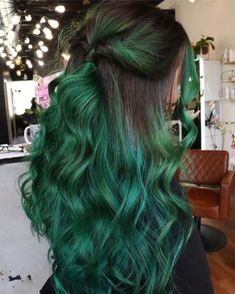 lange grüne Haare mit braunem Ansatz Green Hair Color Ideas, Dark Green Hair, Green Hair Color, Bold Hair Color, Dye Ideas, Dyed Hair Inspiration, Hair Dye Ideas, Wavy Curly Hair, Haircuts For Long Hair