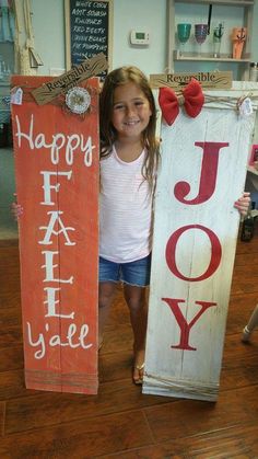 reversible porch sign.. two seasons/holidays in one.... and prfetc to prob against the apt entrance and not take up walkway space. Reversible Porch Sign, Super Saturday, Wood Pallet Signs, Porch Sign, Craft Night, Décor Diy, Pallet Ideas