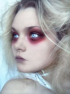 Insane Asylum Makeup, Ghost Makeup Pretty, Dead Makeup Look, Ghostly Makeup, Strange Makeup, Red Raccoon, Haunted House Makeup, Maquillage Halloween Simple, Ghost Makeup