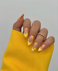 Flower French Tip Nails / Yellow Nail Art / Summer to Fall Mani Beginners Nails Ideas, Nail Trends 2024 Summer, Practice Nails, Summery Nails, Simple Summer, Short Acrylic