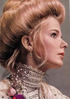 Discover timeless Victorian hairstyles: Gibson Girl curls, regal updos, and vintage elegance. Recreate these exquisite looks for a touch of charm. 70s Hair Pins, Hair Rollers Grandma, Beauty Ads, 70s Hair, How To Lighten Hair, Gibson Girl