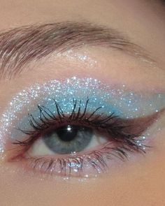 shimmery light blue eyes Cosmic Makeup, Blue Makeup Looks, Sparkly Makeup, Prom Eye Makeup, Glitter Eye Makeup, Loose Pigments, Eye Makeup Designs, Fairy Makeup, Dope Makeup