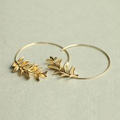 These rosemary leaf hoop earrings are made from solid brass with some amazing detail on the leaves.  They feature a detailed botanical sprig of leaves, in a rich golden brass tone.   The hoop earrings are available in two size option:  ★ SMALLER ★ 3.5cm (an inch and a half) Diameter  ★  LARGER  ★ 5cm (two inches) Diameter  This piece of jewellery comes packaged in a nice recycled gift box with a handmade tag, all ready to give or keep. 🖤 FASTER SHIPPING 🖤 Need this fast? We offer a Faster Ship Manager Table, Woodland Earrings, Twig Branch, Branch Earrings, Silk Purse, Terrarium Jewelry, Earrings Nature, Gold Leaf Earrings, Hoop Earrings Gold