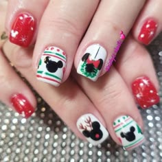 Disney Christmas Nails: Inspiring Designs & Ideas! Mickey Mouse Christmas Nail Art, Christmas Minnie Nails, Minnie Christmas Nails, Disney Christmas Nails Short, Christmas Disney Nail Designs