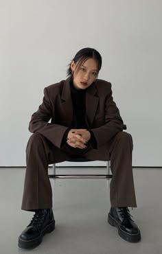 Vetements Shoes, Woman In Suit, Best Winter Outfits, What To Write, Foto Poses, Girl A, Midi Skirts