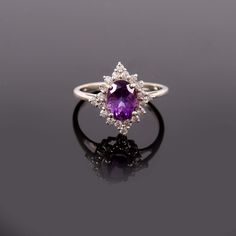 Edelstein: Natürlicher Amethyst Dieser Ring ist mit einem 6 x 8 mm großen ovalen geschliffenen natürlichen hochwertigen Amethyst und Sterling Silber mit Rhodium veredelt. Er wird von Hand hergestellt. **Produktbeschreibung Hauptstein: Natürlicher Amethyst Zugriff auf Stein: Zirkonia Metallart: 925 Sterlingsilber mit Rhodium veredelt Rhodium nickelfrei Hergestellt in : Jaipur Rajasthan Zahlungsbedingungen --ha Wir akzeptieren nur die Zahlung per PayPal, die Zahlung sollte innerhalb von 3 Tagen na Etsy Engagement Rings, Silver Engagement Rings, Ring Promise, Ring Gemstone, Ring Engagement, Ring Wedding, Amethyst Ring, Promise Ring, Purple Amethyst