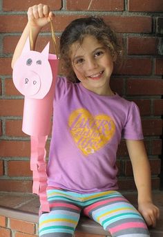 Not only are these farm animal windsocks an adorable craft for kids, but they also provide a fun way to practice cutting and glueing skills. Agriculture Crafts, Craft Farm Animals, Barnyard Vbs, Farmer Craft, Windsock Craft, Farm Week, School Thoughts, October Lessons