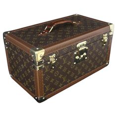 This Louis Vuitton train case features monogram canvas and all brass fittings. All studs are marked Louis Vuitton. All its trim is printed with Louis Vuitton monogram. Its interior is in beige coated canvas and it features 2 rows of adjustable leather straps for holding material as well as a removable half tray to store jewels or small items. Underneath its lid, it has a large mirror. Its interior is very clean and fresh and it is washable.It still has got its Louis Vuitton label but its serial Louis Vuitton Case, Lv Luggage, Louis Vuitton Suitcase, Louis Vuitton Briefcase, Sac Louis Vuitton, Wicker Trunk, Designer Luggage, Louis Vuitton Travel, Bag Suitcase