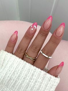 60 Insanely Cute Christmas Nails to Copy Pink Nails Christmas Design, Pink Santa Nails, Nail Ideas Christmas Pink, Nails Pink Christmas, Light Pink Xmas Nails, Pink Santa Hat Nails, Pink Holiday Nails Almond, Christmas Nails Pink And White, Xmas Nails Pink