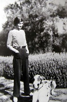 The classic striped French sailor shirt, or marinière, originated in Brittany as the uniform of choice for the region's fishermen and maritime workers; when Coco Chanel began wearing the shirt in the early 1900s (paired with billowing trousers), its position in fashion history was secured. Paris 1920s, Tomboy Stil, Breton Shirt, Chanel Quotes, Paul Poiret, Sailor Shirt, Fashion Basics, Breton Stripes, Louise Brooks