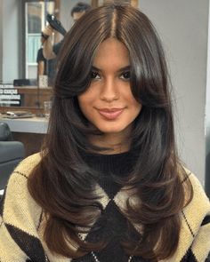 7 Must-Have Types of Long Butterfly Haircuts Every Woman Craves Hair Cuts For Girls, Haircut Ideas For Short Hair, Woman Haircut, Haircut Girl, Haircuts For Girls, Face Framing Hair, Rambut Brunette, Ladies Hair, Hair Set