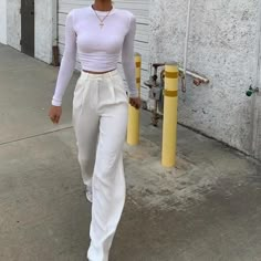 Winter Pants Women, White Trousers Outfit, High Fashion Vintage, Women High Fashion, White Pants Outfit, Style Wide Leg Pants, Winter Pants, Cooler Look, Trouser Style