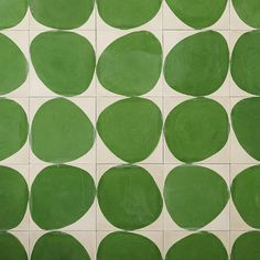 green circles are arranged on a white tile