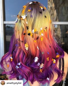 Gorgeous purple, orange and yellow ombre hair color for Halloween. Are you ready to get spooky? Whether you're looking for fun hairstyles for Halloween or Halloween hair color ideas, you'll get some serious hair inspo from this post! Here are 31 of the coolest, most creative Halloween hairstyles on the planet! Hairstyle Diy, Thanksgiving Hairstyles, Dark Fall Hair Colors, Dark Fall Hair, Coffee Hair