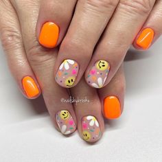 Are you looking for a bright, happy and fun daisy nail design? The example above is the nails you will adore. Neon Orange Nails, Fun Summer Nails, Nails Orange, Bright Summer Nails, Happy Nails, Easter Nails, Neon Nails