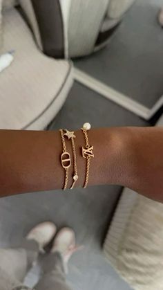 Rich Girl Accessories, Jewelry Stack Aesthetic, Jewelry Gold Aesthetic, Luxury Bracelet Stack, Clean Girl Jewelry, Bracelet Stack Gold, Xoxo Jewelry, Louis Vuitton Bracelet, Jewelry Stack