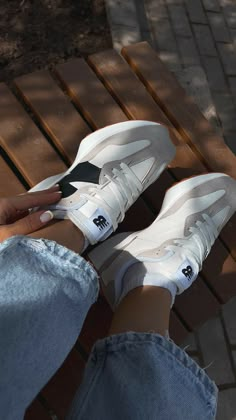 Pretty Shoes Sneakers, Shoes Heels Classy, Sneakers Running, Balance Sneakers, Trending Sneakers, Elegant Shoes, Trendy Fall Outfits, New Balance Sneakers