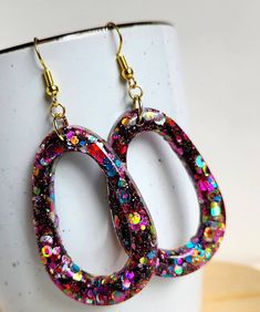 Big beautiful sparkly rainbow resin hoops on gold tone french hook earwires. You should treat yourself!! Glitter Jewelry, Rainbow Sparkle, Horse Earrings, Diy Resin Projects, Chunky Earrings, Funky Earrings, Mother Of Pearl Earrings, Glitter Earrings, Resin Ideas