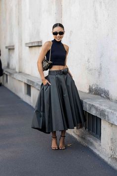 Outstanding Outfits, Office Casual Outfit, Street Style Blog, Chic Skirts, Maxi Cardigan, Skirt Trends, Classy Casual Outfits, Red Skirts, Looks Chic