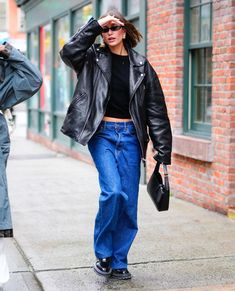 brunch outfit black woman baggy jeans Denim Coat Outfit, Lauren Perez, Celebrity Jeans, 70’s Outfit, Baggy Pants Outfit, Hailey Rhode Baldwin, Baggy Jeans Outfit, Off Duty Outfits, Moda Denim