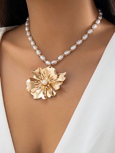 Flower Choker, Neck Accessories, Chic Flowers, Pearl Jewelry Necklace, Pearl Choker Necklace, Flower Pendant Necklace, Chain Choker Necklace, Pearl Choker, Metal Flowers