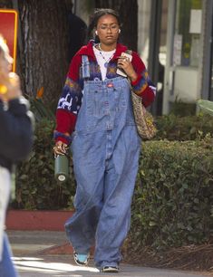 Quirky Minimalist Fashion, Dungaree Outfit, Looks Hippie, Tomboy Femme, Sasha Obama, College Wardrobe, Outfit Boards, History Major, Mode Zara