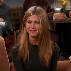 rachel green jennifer aniston friends new york nyc pfp aesthetic central perk 90s 2000s Rachel Green Blonde, Rachel Green Season 6 Hair, Rachel Green Christmas, Rachel Green Straight Hair, How To Style Rachel Green Hair, Rachael From Friends Hair, Rachel Green Highlights, Rachel Green Hair Season 1, Jeniffer Aniston 90s Haircut