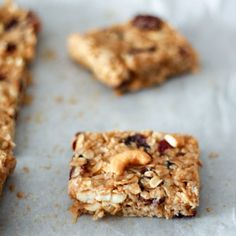 Gluten free granola bars packed with cashews, almond butter, coconut, cranberries and chia seeds. No bake, healthy and wholesome! #granolabars #healthysnack #snackrecipe #cashews #almondbutter #coconut #nobake Coconut Almond Granola, Almond Granola Bars, Food Cleanse, Gluten Free Granola Bars, Easy Granola Bars, Healthy High Protein Snacks, Banana Baked Oatmeal, Cleaner Eating, Clean Snacks