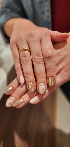 One Finger Chrome Nails, Half Gold Nails, Short White Nails With Gold Design, Short Gold And White Nails, Gold Chrome Accent Nail, Champagne Gold Chrome Nails, White Nails With Gold Tips, Gold Accented Nail Inspiration, Chrome Nails With Stars