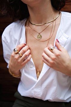 Layered gold necklaces Karla's Closet, Karla Deras, Necklace Layers, Elegante Y Chic, Gold Locket, Cool Ideas, Gold Necklaces, Gold Choker, Vintage Style Outfits