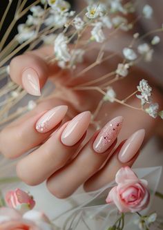 Almond Nails Color Ideas, Gala Nail Ideas, Dusty Pink Nails Design, Nail Parlour, Chic Nail Art, Mail Ideas, Manicure Nail Designs, November Nails, Floral Nail