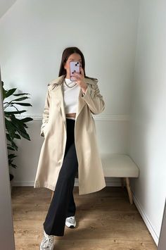 Trench Fall Outfit, Soft Trench Coat Outfits, Beige Coats For Women, Beige Trench Coat Outfit Street Style, Vancouver Aesthetic Outfits, How To Style Trench Coat, Beige Coat Outfits, Winter Outfits Aesthetic Classy, Outfits With Long Coats