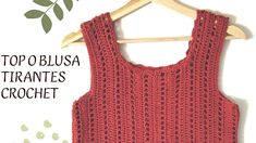 a crocheted top hanging on a wooden hanger with text overlay that reads top 10 blusa triantes crochet