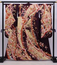 This Japanese wedding Furisode kimono features chrysanthemum flower on a brown red background. Wear this beautiful robe on your wedding day or hang it as a display to admire daily. Item: Furisode Silk Kimono No. frn024 Size: US  L   /  Length 63.7 inch (162cm), Width 26 inch (67cm). Design :  Floral  Condition: Used, Very Good. Please check the photos. Need a Obi Sash? Find it here: https://www.etsy.com/shop/KimonoFujiyamarock? Shop the entire collection https://fujiyamarock.etsy.com Ships FREE Floral Print Long Sleeve Kimono For Wedding, Long Sleeve Floral Print Kimono For Wedding, Long Sleeve Floral Kimono For Wedding, Long Sleeve Floral Print Wedding Kimono, Traditional Silk Kimono With Floral Print, Luxury Traditional Printed Kimono, Brown Kimono, Traditional Embroidered Silk Kimono, Furisode Kimono