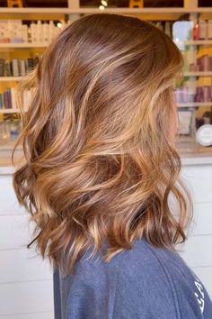 Bronde, il colore furbo per chi vuole schiarire e sembrare naturale Butterscotch Blonde Highlights, Honey Brown Short Hair, Short Honey Brown Hair, Honey Blonde Hair Short, Partial Highlights For Dirty Blonde Hair, Short Honey Blonde Hair, Light Brunette Hair, Rambut Brunette, Haircut 2024