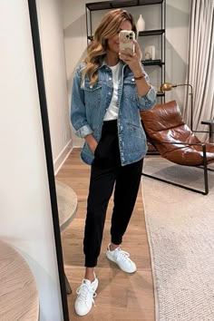 Black Joggers Outfit, Joggers Outfit Women, Jogger Pants Outfit, Jean Jacket Outfits, Denim Jacket Outfit, Spring Outfit Ideas, Joggers Outfit, Comfy Outfit