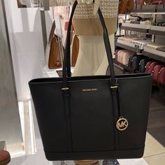 Michael Kors Jet Set Travel Large Top Zip Shoulder Tote Saffiano Leather Black Nwt 100% Authentic Style# 35f0gtvt9l Was $448.00$ Mk Note: Our Jet Set Travel Tote Is A Timeless Style For Every Season. Crafted From Saffiano Leather Accented With A Top-Stitch Trim, It Opens To A Spacious Interior With Plenty Of Room To Store All Your Essentialsbe It For A Day Or For An Entire Weekend. Use The Inside Slip Pocket To Stow Small Items That Require Easy Access. Details Tote Bag Saffiano Leather 100% Lea Bag Michael Kors Black, Mk Tote Bag, Brown Satchel, Janet Guzman, Red Purses, Blue Tote, Brown Leather Strap, Tote Bag Leather, Small Tote