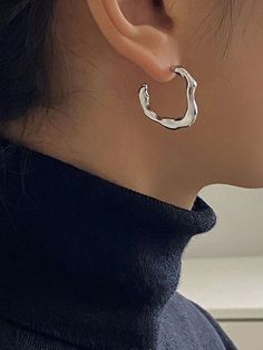 Minimalist Cuff Hoop Earrings | SHEIN EUR Carved Ring, Two Fingers, The Minimalist, Fine Earrings, Jewelry Inspo, Gold Jewelry Fashion, Earings Piercings, Ear Piercings, My Jewellery